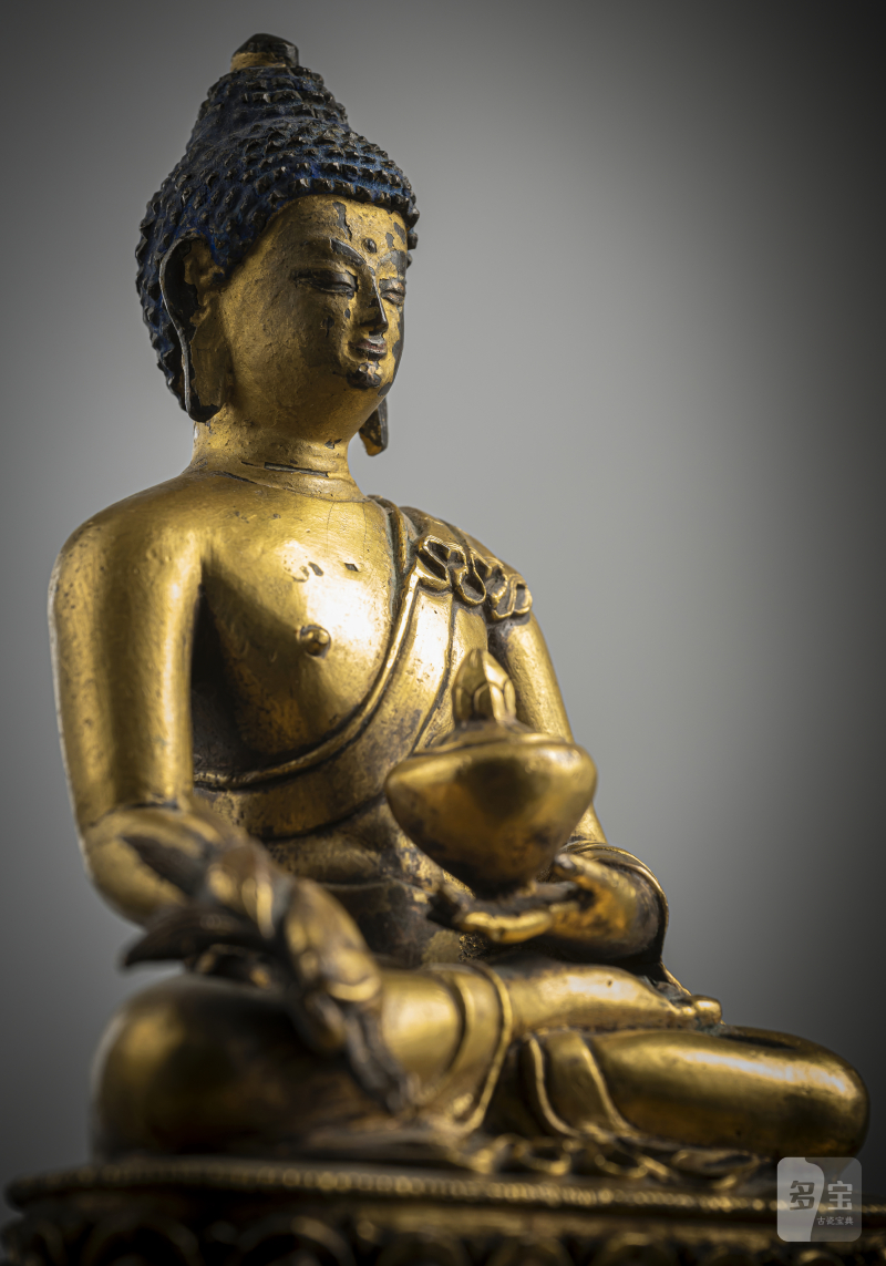 A GILT-COPPER FIGURE OF BHAISAJYAGURU - 图3